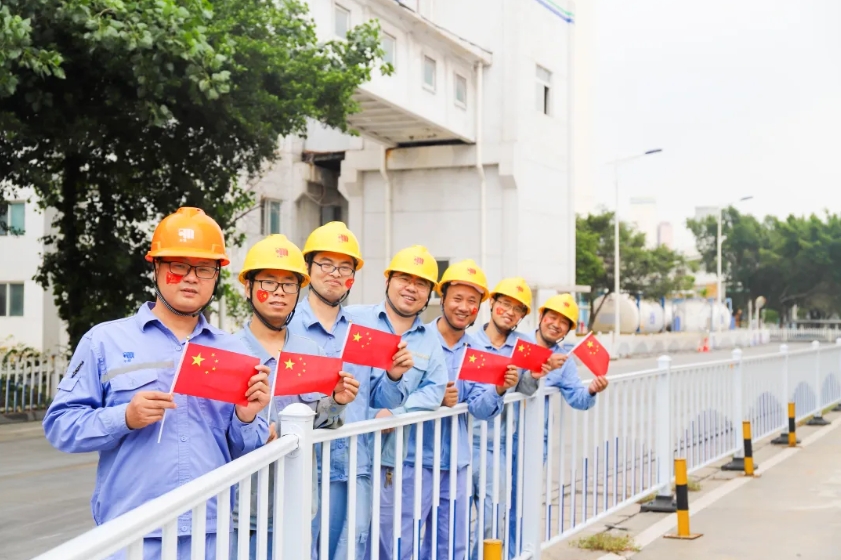 礼赞新中国：向全体ag尊龙凯时·中国官方网站人致以国庆祝福